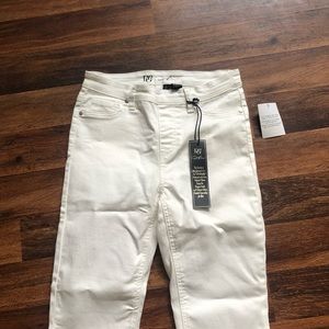 DG2 white capris